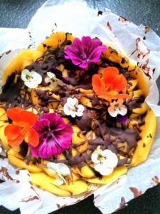 veganistisch taartje met eetbare bloemen
