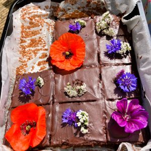 brownie met eetbare bloemen