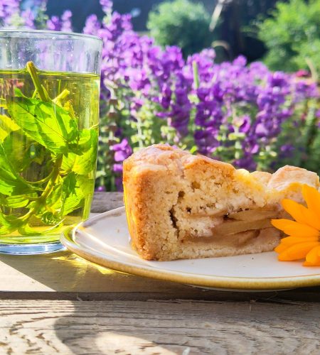 taart en kruidenthee